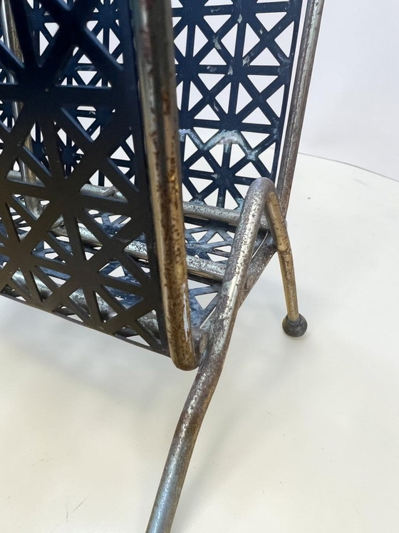 Image 1 of Vintage Zeitungsständer Messing & Schwarz – Mid Century Magazine Rack mit Holzgriff | Design Zeitschriftenhalter 1960er Jahre