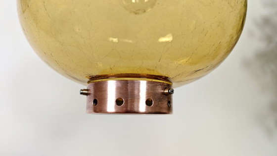 Suspension moderne du milieu du siècle en verre ambré et cuivre / Plafonnier globe de style scandinave des (photo 8 of 10)