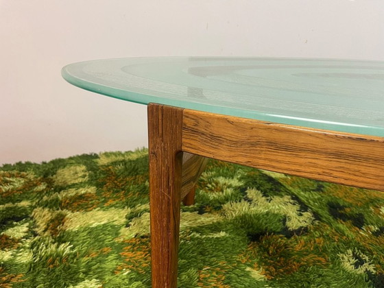 Prächtiger Mid-Century Ib Kofod-Larsen Ovaler Couchtisch aus Palisander & geätztem Glas. Dänemark / (photo 11 of 13)