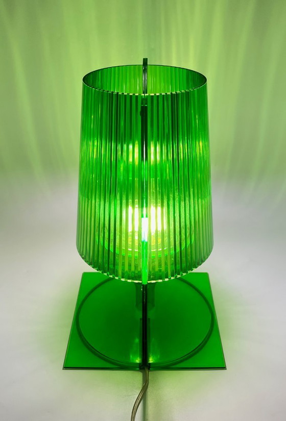 Image 1 of Lampe de table Kartell « Take » verte – Design de Ferruccio Lavia, fabriquée en Italie