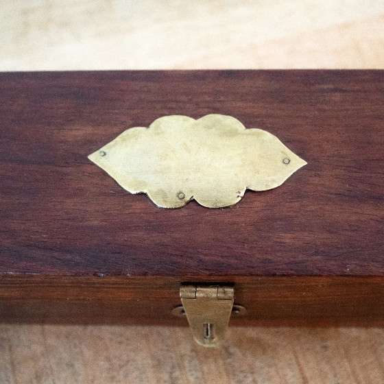 Image 1 of Portapenne vintage in ottone e legno: allungato, elegantemente decorato, in stile antico da ufficio.