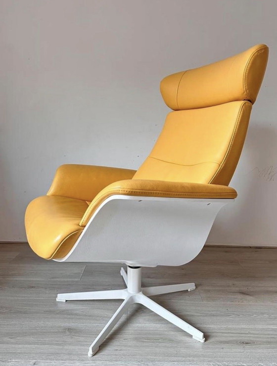 Image 1 of Conform Time Out Lounge Chair — Geel leer