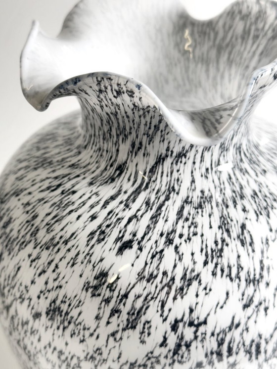 Image 1 of Jarrón de cristal de Murano italiano de los años 80, vidrio lechoso gris moteado, tortuga blanca, flores de guepardo y tártara.