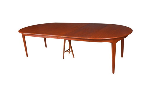 Large extendable Danish teak dining table model 62 by Henning Kjaernulf for Sorø Stolefabrik 1960.