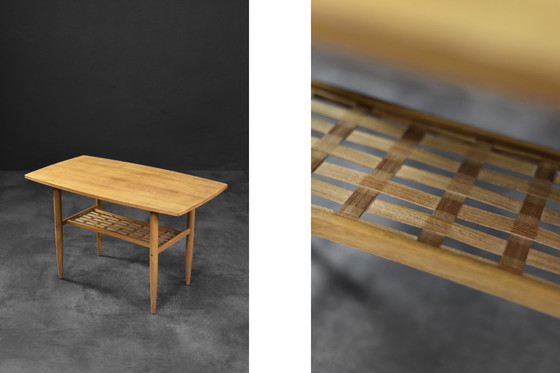 Image 1 of Table basse scandinave vintage en bois de cerisier avec étagère tissée, Mid Century Modern, 1960s