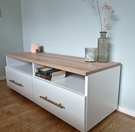 Image 1 of Fernsehschrank im Landhausstil, weiß, mit Eichenplatte