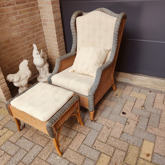 Image 1 of Poltrona lounge e poggiapiedi in rattan in stile French Grange.