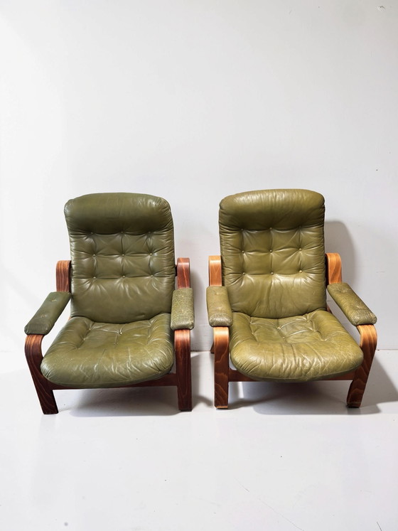 Image 1 of Set di 2 poltrone lounge verde oliva – Göte Möbler, Svezia, anni '70