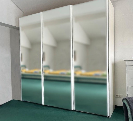 Slaapkamerkast met spiegel en 3 schuifdeuren, zwevend