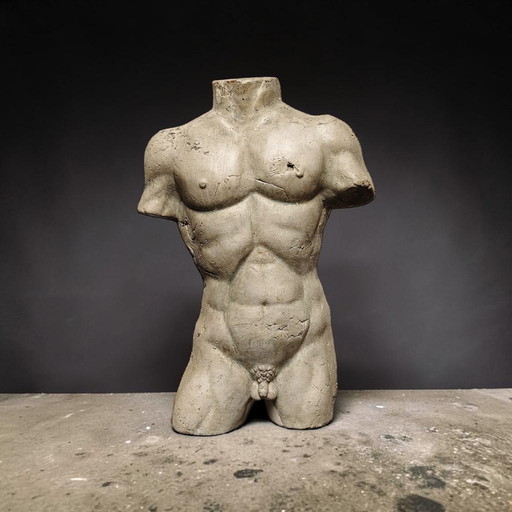 Vintage terracotta sculptuur van een mannelijk torso, fragment uit de klassieke kunstdecoratie.