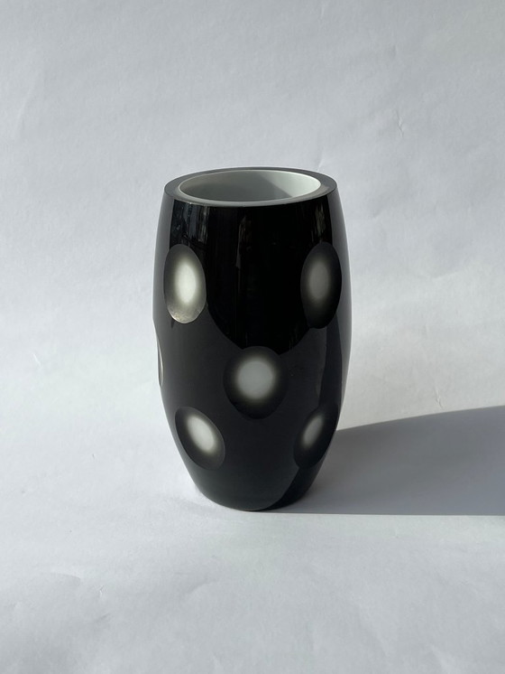 Image 1 of Scandinavisch design - Zwarte glazen vaas met geslepen stippenmotief
