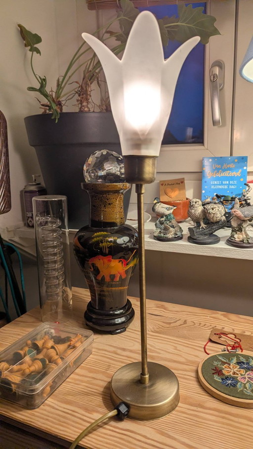 Lampe de table en laiton avec abat-jour tulipe en verre dépoli