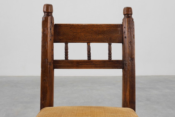Image 1 of Spanischer, handgeschnitzter Eichenstuhl aus dem 19. Jahrhundert mit Velourssitz