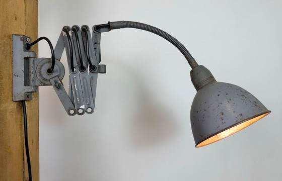 Image 1 of Grijze industriële wandlamp met flexibele arm van Elektroinstala, jaren 60.