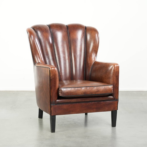 Fauteuil confortable en peau de mouton au design unique, orné d'un passepoil noir. – Leather