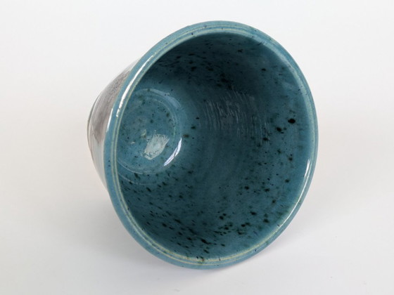 Vintage Studio Pottery plantenpot met gespikkelde turquoise en antracietkleurige glazuur, gesigneerd door de (photo 7 of 15)