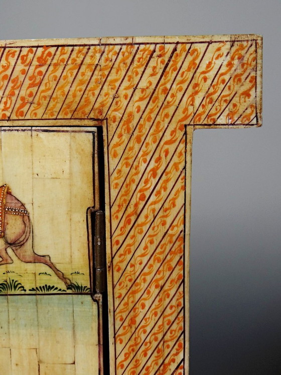 Image 1 of Espejo de ventana de Rajastán en hueso pintado a mano con decoración ecuestre, antiguo, principios del siglo XX.