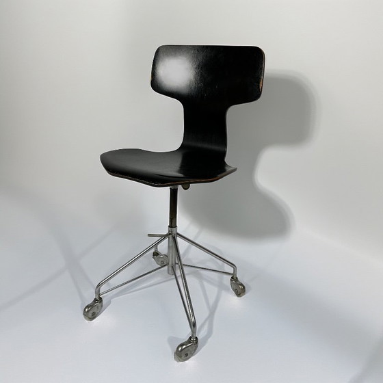 Image 1 of Sedia da ufficio girevole vintage modello 3113 del 1969, disegnata da Arne Jacobsen per Fritz Hansen.