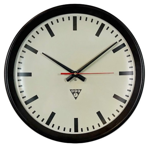 Horloge murale industrielle en bakélite brune de Pragotron, années 1960
