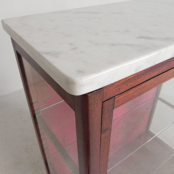 Image 1 of Vitrina de caoba con tapa de mármol, década de 1920.