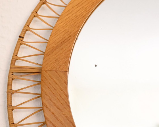 Image 1 of Oost-Duitse ronde wandspiegel van hout en riet – Vintage jaren 70 Boho Mid Century spiegel
