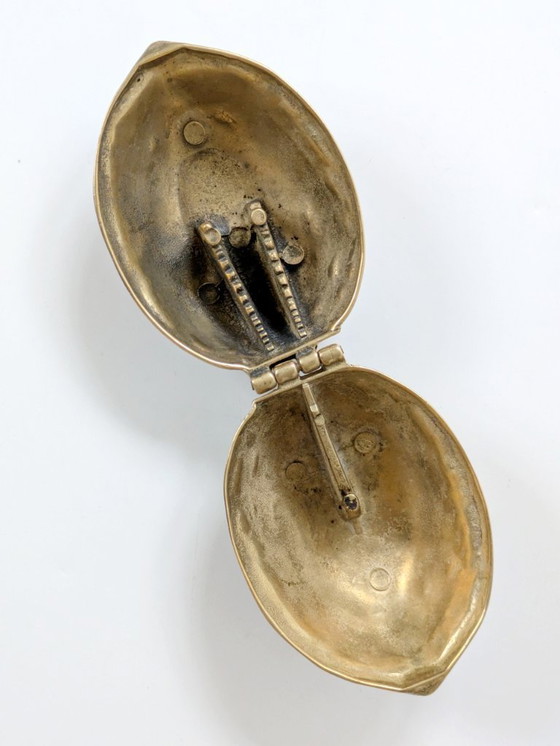 Image 1 of Cascanueces de nogal y latón de mediados de siglo | Decoración navideña de latón macizo