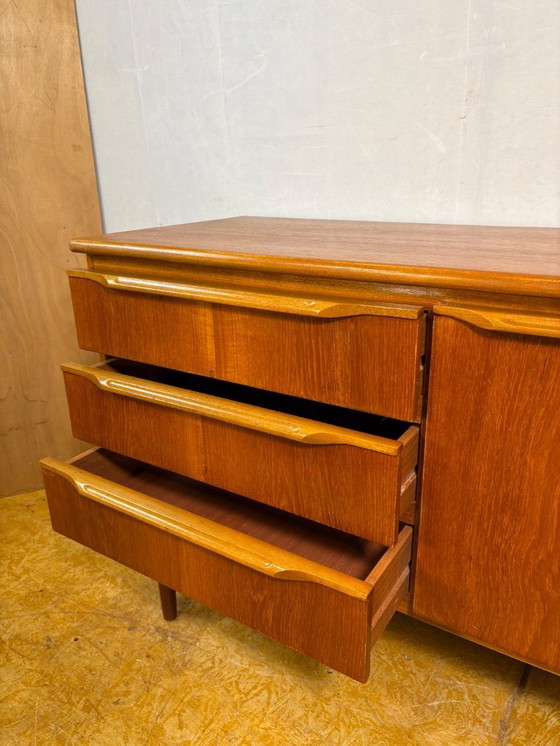 Image 1 of Mid-Century Retro Vintage Teakhouten Dressoir van Sakol uit 1960. Deens design, Brits vakmanschap, tijdloze opbergruimte.