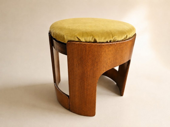 Image 1 of Pouf Sgabello Artigianale Vintage Anni ’60/’70 – Legno Curvato con Cuscino Sfoderabile in Velluto Ocra