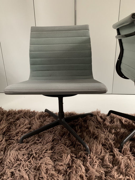 2 sedie Vitra AE 107 verde mare con base grigia