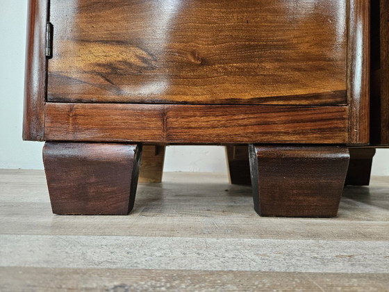 Image 1 of Art Deco nachtkastjes in walnoothout en messing.