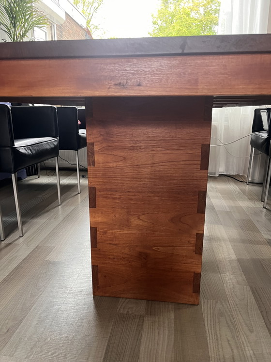 Image 1 of Table de salle à manger en teck massif.
