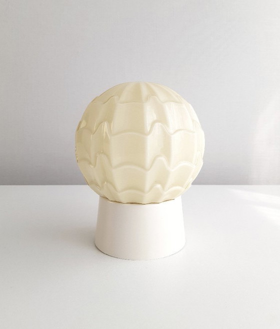 Image 1 of Beige vanille glazen plafondlampje van Thabur in Den Haag, Small variant, art deco lamp glazen bol