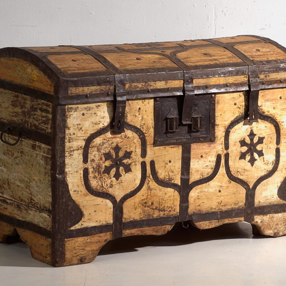 Antique iron-bound chest in pine wood – Central Europe, circa 1870 – Storage cabinet, Brass, Rustic (photo 4 of 40)