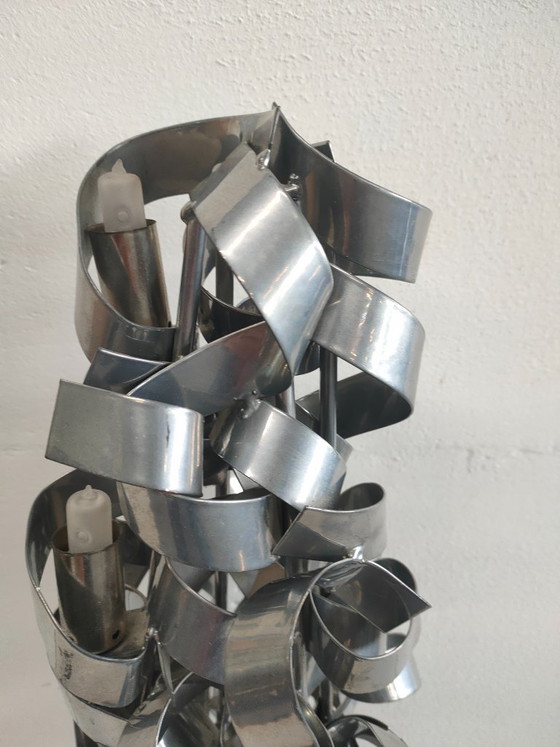 Image 1 of Lámpara de mesa única y exclusiva con detalles metálicos en espiral.