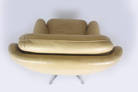 Vintage Finse leren draaibare loungestoel met verstelbare rugleuning van Peem, jaren 70. (photo 5 of 12)