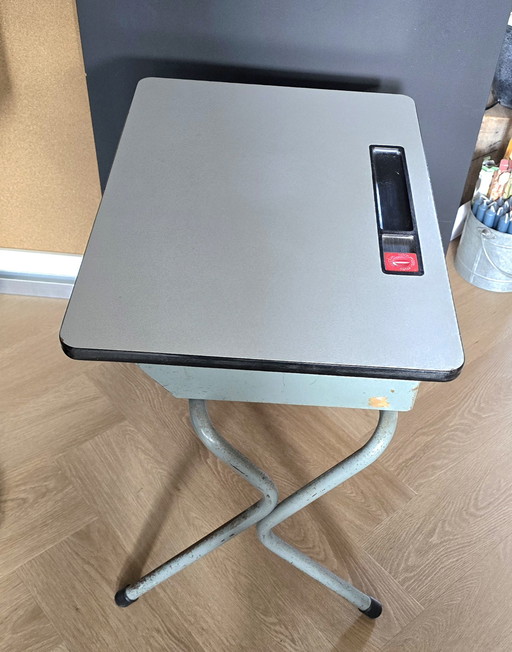 Magnifique banc d'école vintage, y compris la chaise très solide