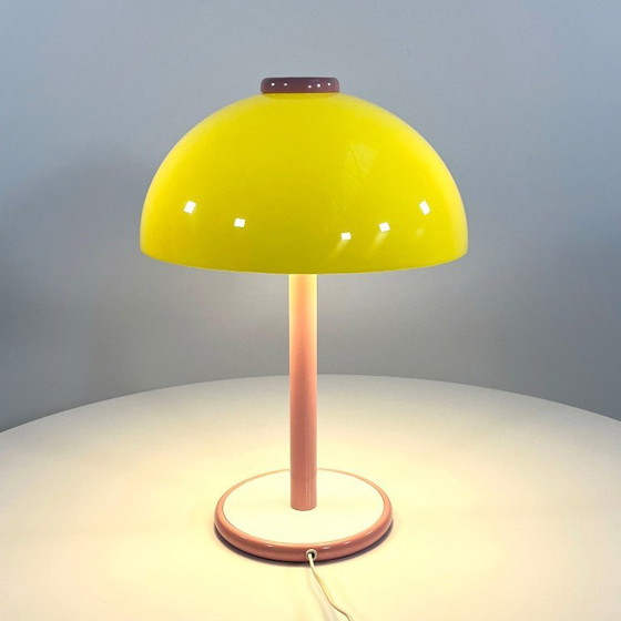Image 1 of Lampada da tavolo postmoderna rosa e gialla in metallo e plastica, anni '80