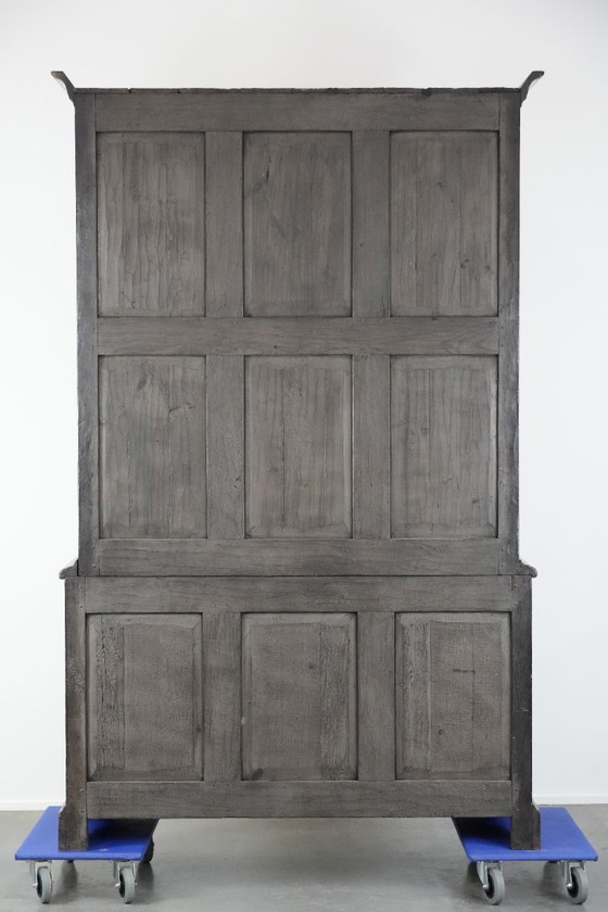 Image 1 of Großer, imposanter antiker englischer Eichenbuffetschrank aus dem 18. Jahrhundert mit funktionierenden Schlössern.