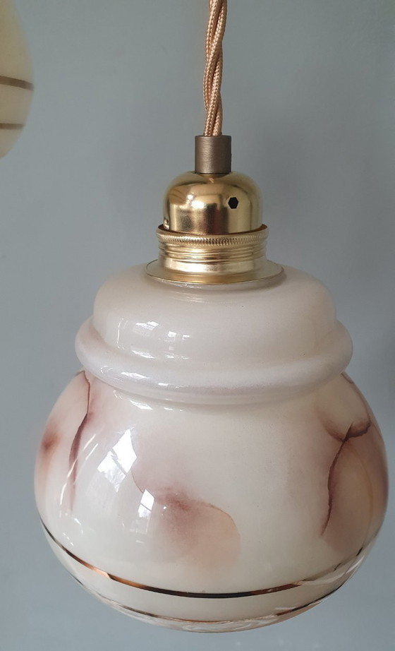Image 1 of vintage gemarmerde opaline hanglampen met gouden decoratie