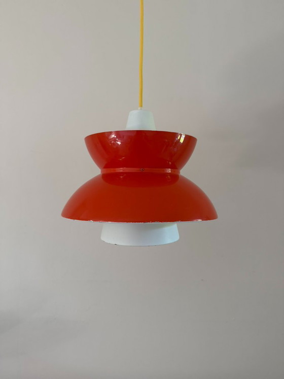Image 1 of Suspension rouge vintage Louis Poulsen Doo-Wop : luminaires scandinaves modernes du milieu du XXe siècle, style danois.