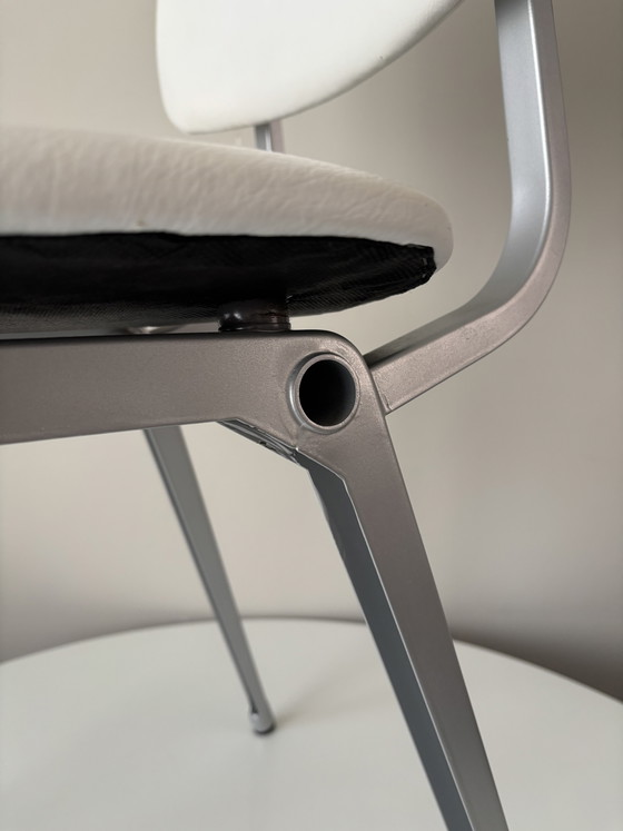 Image 1 of Revolt Ahrend de Cirkel wit leer (skai?) gestempeld 