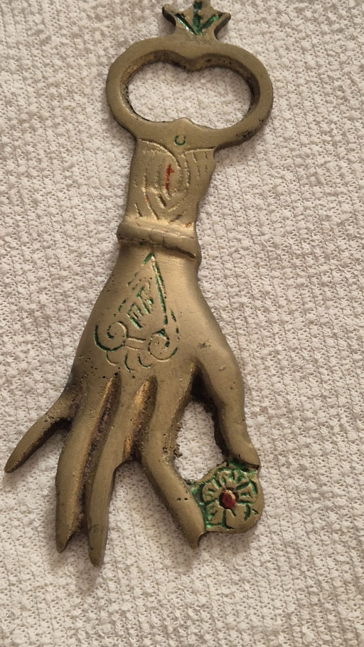 Décapsuleur ancien en cuivre – Main décorative gravée
