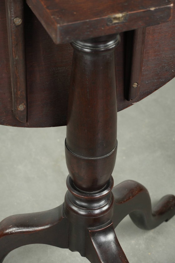 Image 1 of Ronde antieke Engelse tilt top table/ bijzettafel uit begin 19e eeuw met een prachtig patina