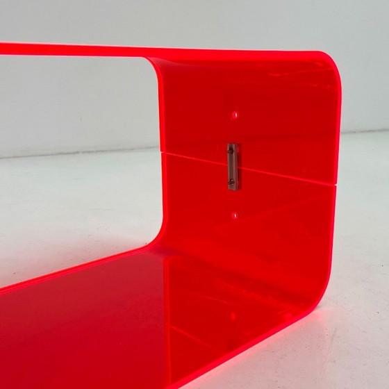 Image 1 of Fluo roze plexiglas bijzettafel, jaren 80