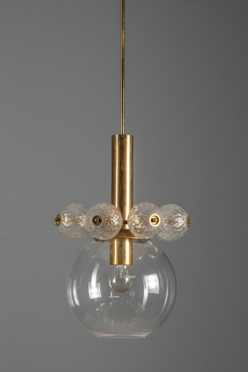 Lampadario in ottone di metà secolo con globi in vetro, anni '60