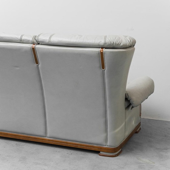 Image 1 of DIVANO 3 POSTI VINTAGE EN PELLE GRIGIO E LEGNO ANNI '50 MODERNARIATO
