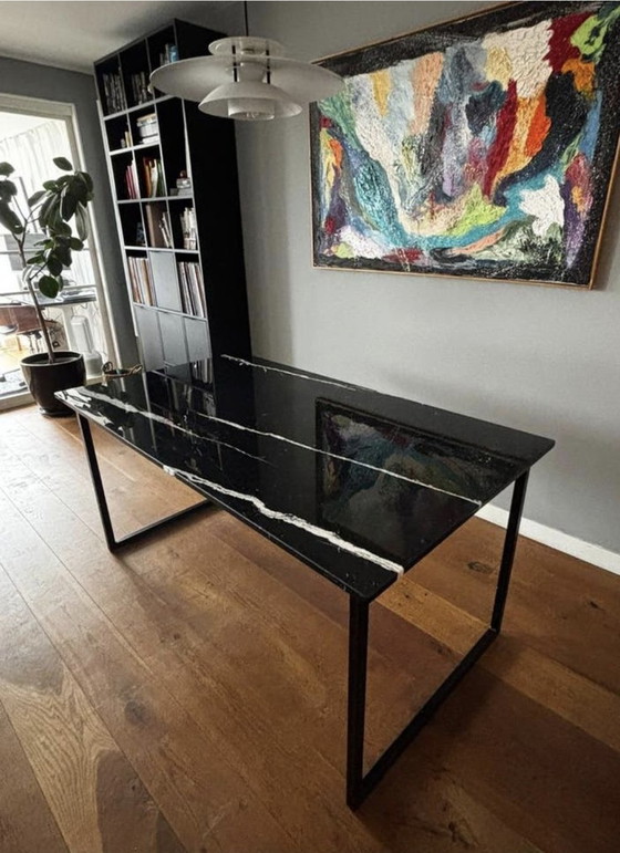 Image 1 of Table de salle à manger en marbre Nero Marquina, 160 x 90 cm, piètement en acier

