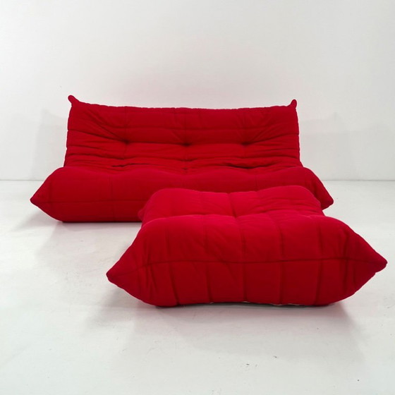 Image 1 of Divano a tre posti Togo rosso con pouf, disegnato da Michel Ducaroy per Ligne Roset, anni '70.