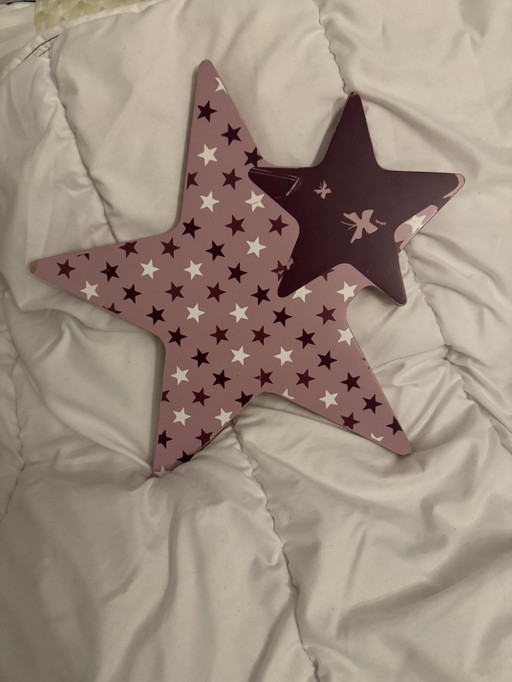 Estrella de madera para la decoración de la habitación infantil.