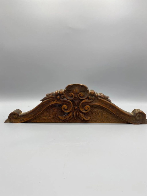 Fronton ancien en bois sculpté, décor rocaille en coquillages et volutes, ornement appliqué – beeldhouwkunst, Wood